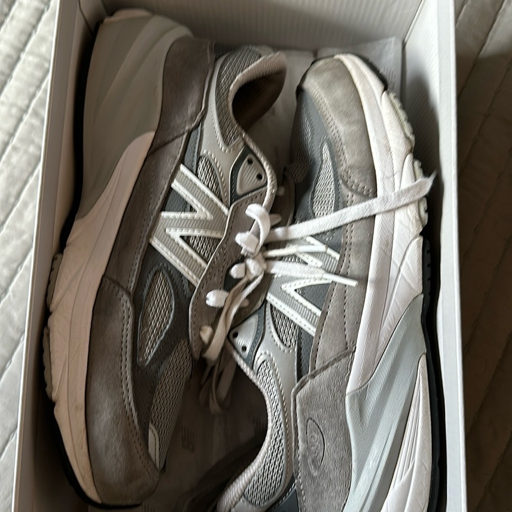 Size 8.5 Men’s New Balance 990v6 grey